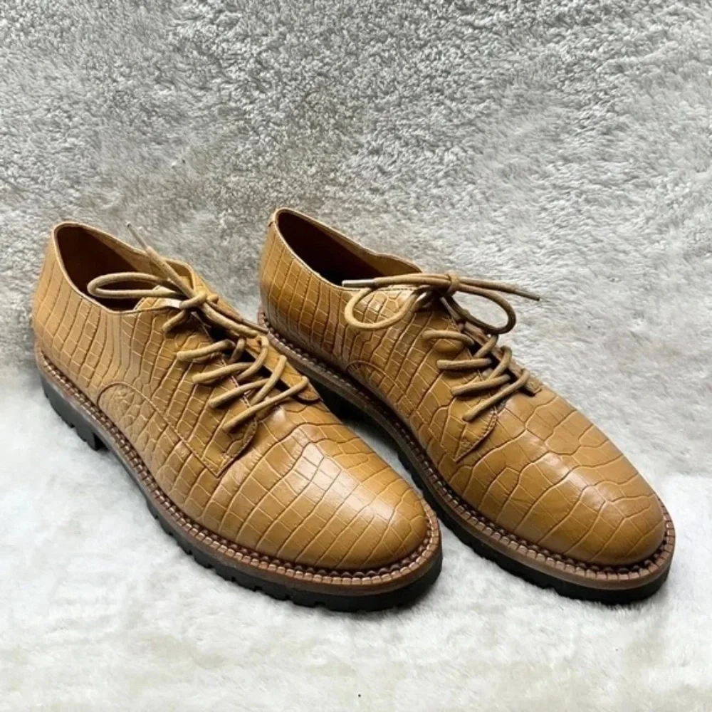 $375 VINCE Camilla Lug Platform Leather Embossed Derby in Tan - Size 10
